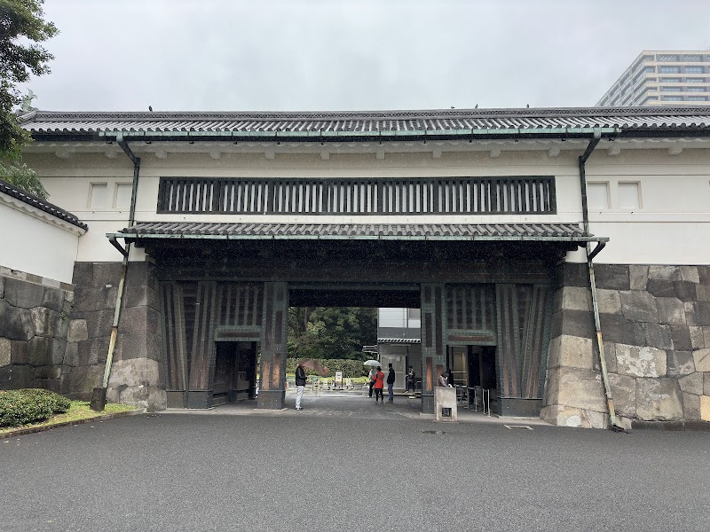 Ōte-mon Gate (Gate to the East Gardens)